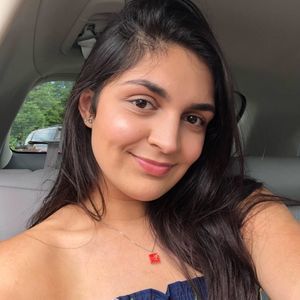 Meet your Posher, Larissa